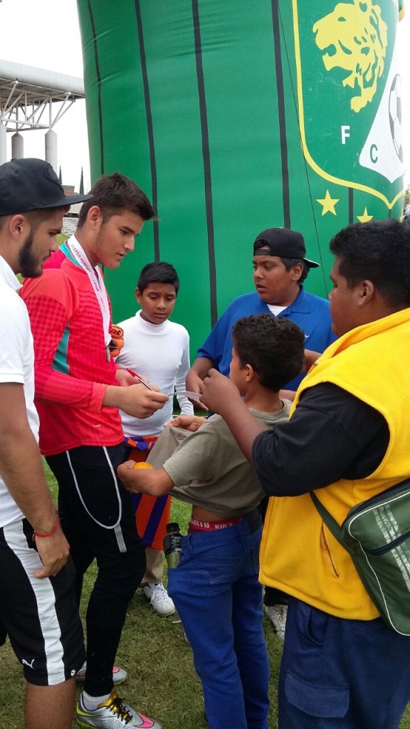 DANTE FIRMANDO AUTOGRAFOS