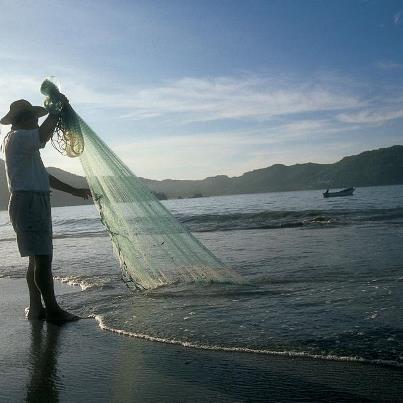 Pescador en la bahia de zihua