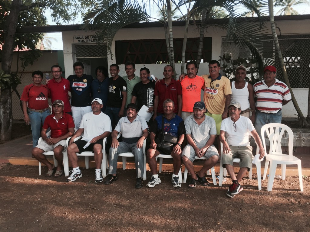 Parte de seleccionados de Zihuatanejo que enfrentarán a los veteranos del américa. Tambien algunos invitados especiales