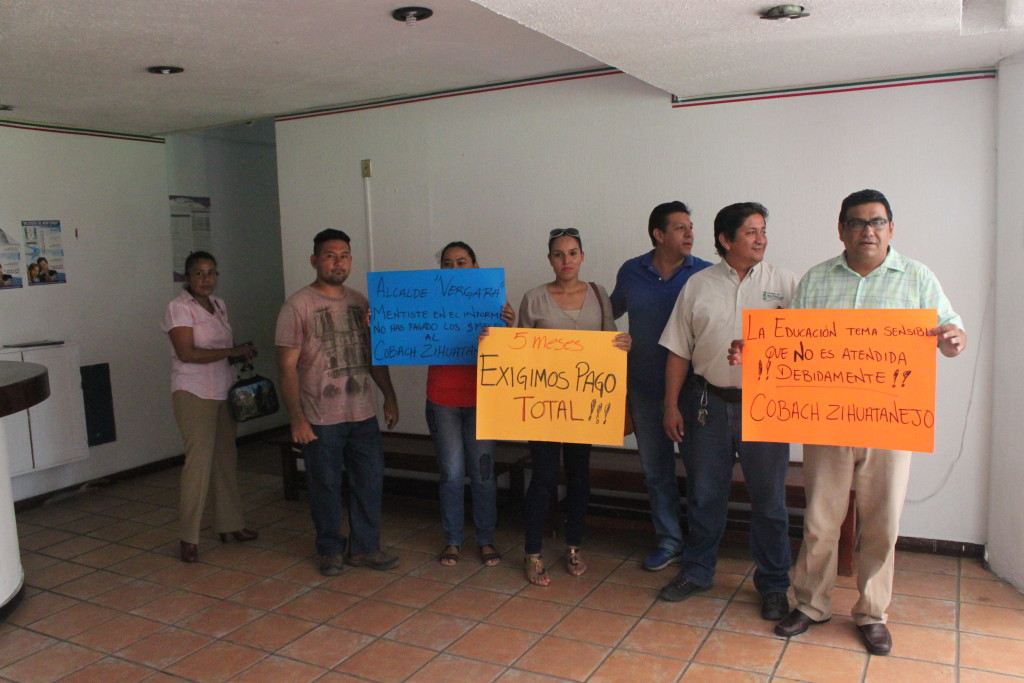 Maestros de los Cobach de Vallecitos y de Zihua reclaman apoyos