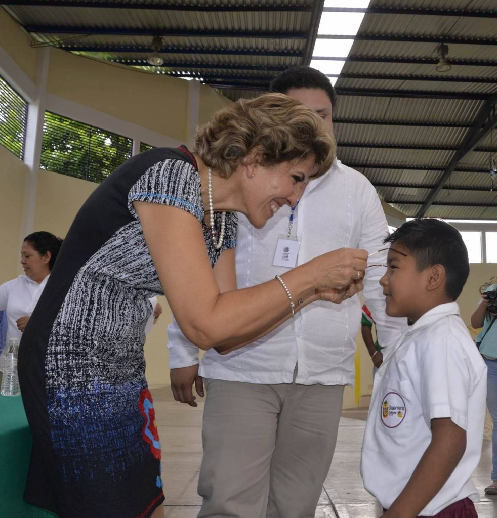 LA PRESIDENTA DEL DIF GUERRERO, MERCEDES CALVO DE ASTUDILLO HIZO ENTREGA DE LENTES COMO PARTE DEL PROGRAMA VER BIEN APRENDER MEJOR1