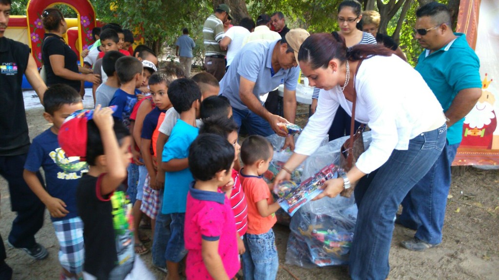 Leticia Rodriguez de Gomez entregando juguetes