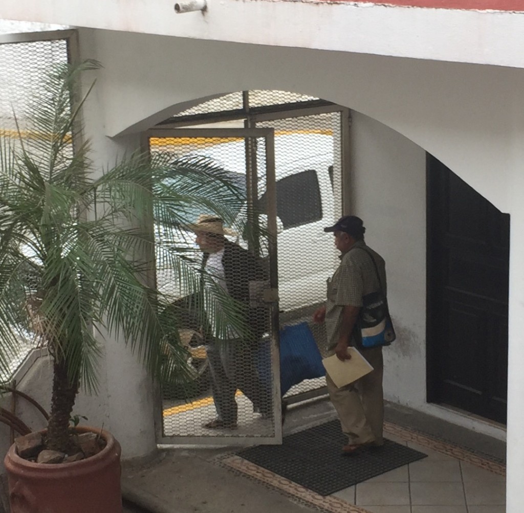 campesinos sin ser atendidos