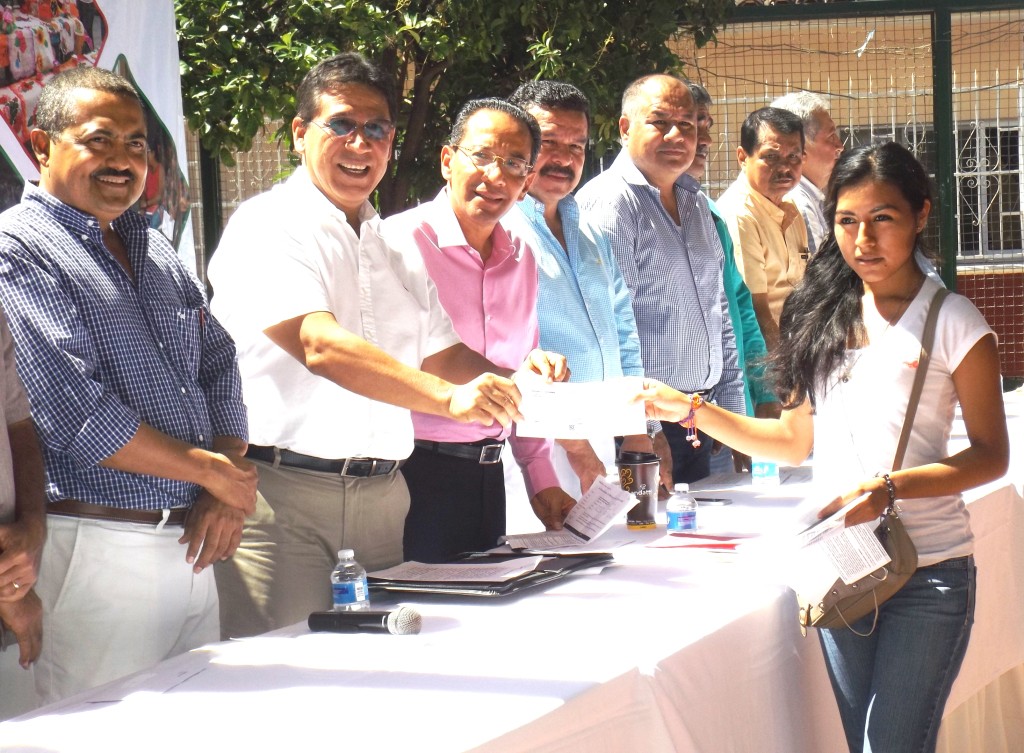 BOL.-395 SE REALIZÓ EN ZIHUATANEJO LA 4ª FERIA NACIONAL DE EMPLEO (2)