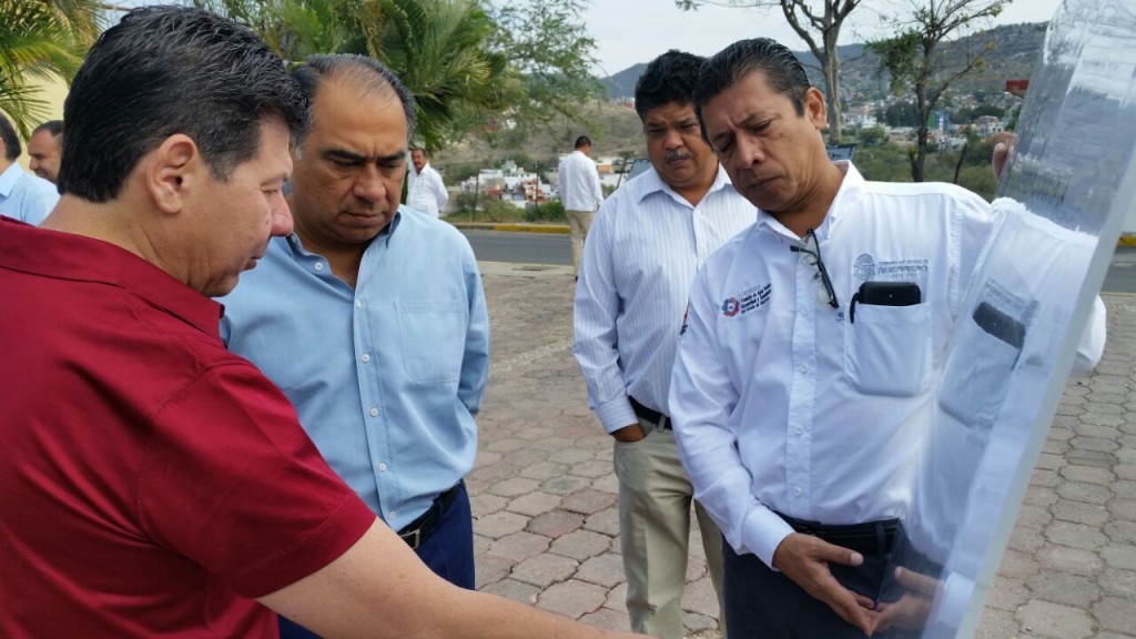 BOL.-456 ENTREGA HÉCTOR ASTUDILLO PIPA DE AGUA PARA EL MUNICIPIO DE TIXTLA (1)