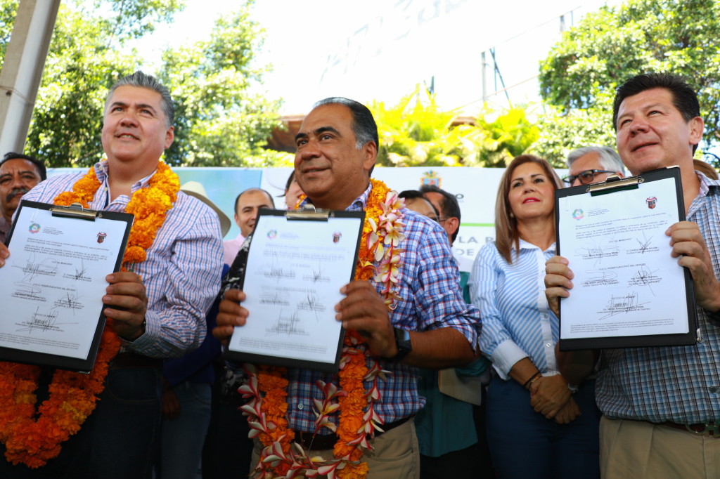 FOTOS DEL GOBERNADOR EN LA INAUGURACION DE LA RED DE AGUA POTABLE DE LA COL UNIVERSIDAD4-ok 1