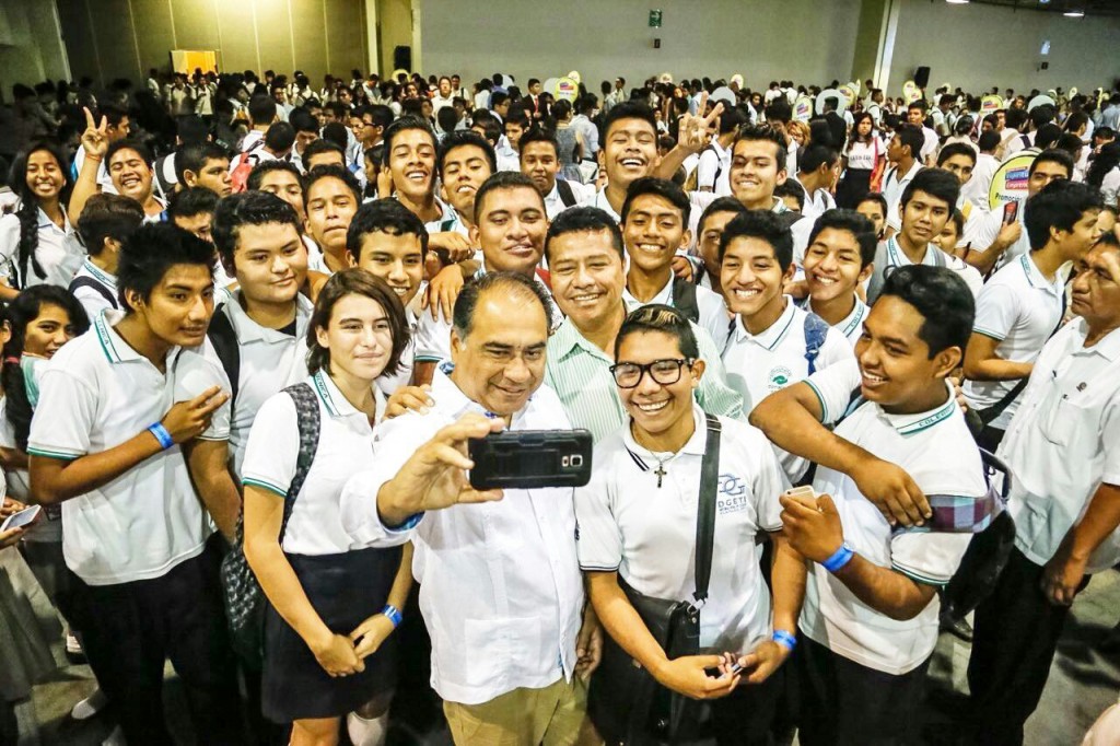 BOL.-824  TENEMOS QUE COLOCAR A LOS JÓVENES EN UNA RUTA DE CREATIVIDAD Y TRABAJO%2c SEÑALA EL GOBERNADOR   (1)