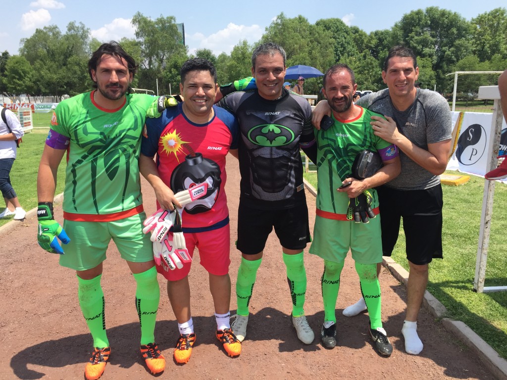 Hector castro con porteros invitados extranjeros