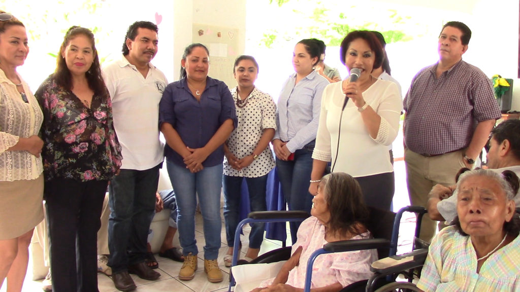 Se unen al DIF para festejar Día del Padre a los adultos de Casa Hogar