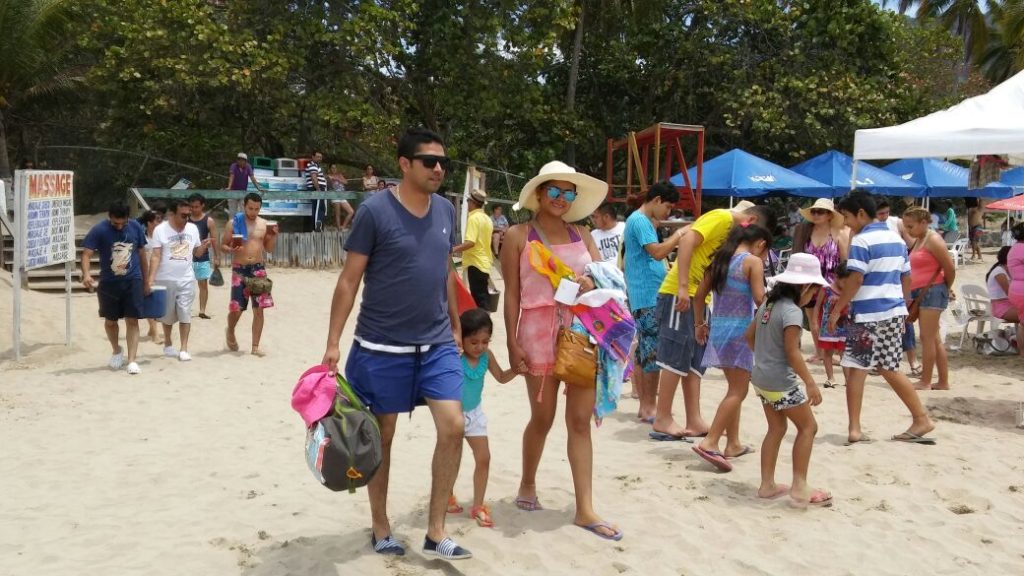 turistas playa lind