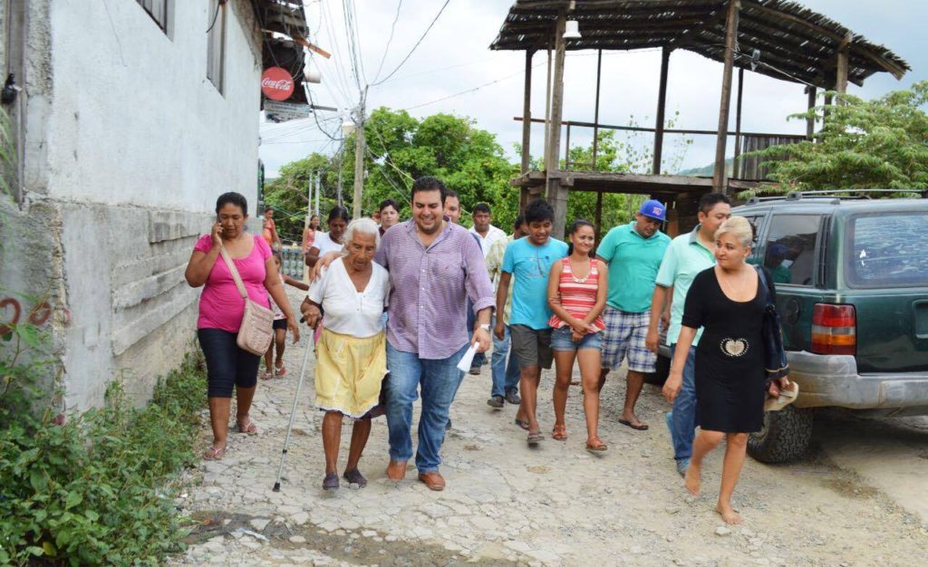 Jorge Sánchez recorre asentamientos humanos