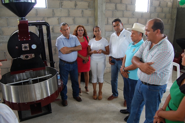 Entrega apoyos a cafetaleros el delegado de Sagarpa en compañía del presidente de Arturo Gómez.