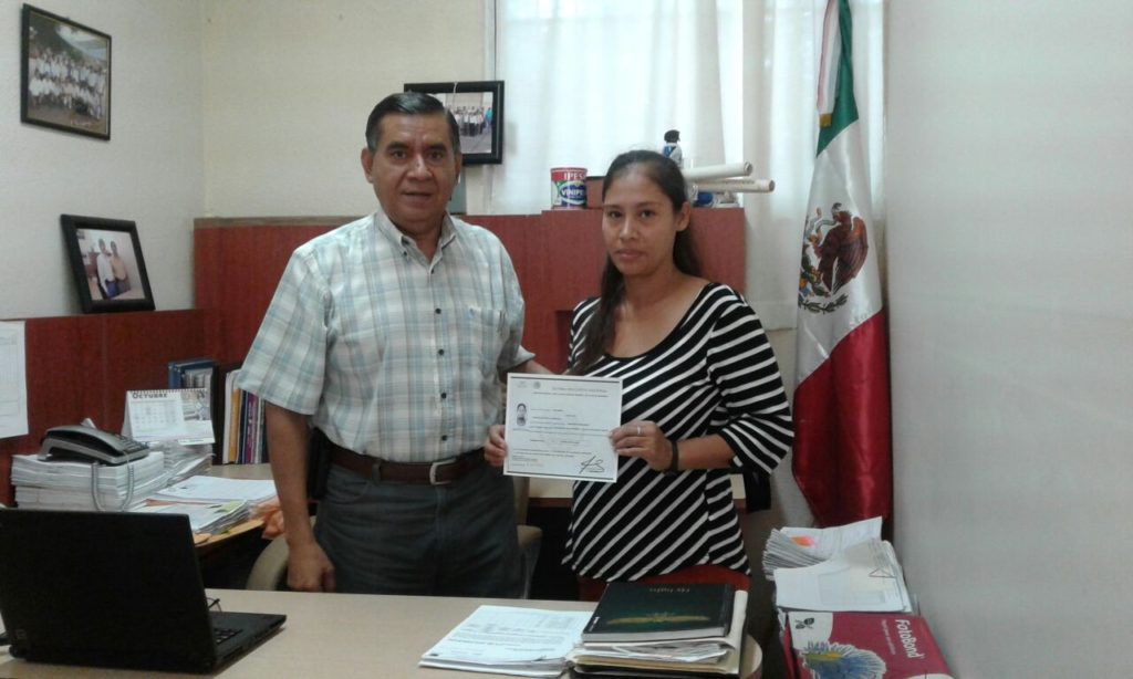 profesor-leonel-ramirez-entrega-documentos
