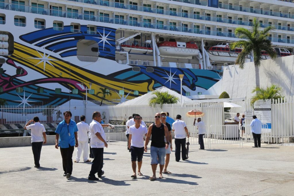 siguen-arribando-turistas-a-acapulco