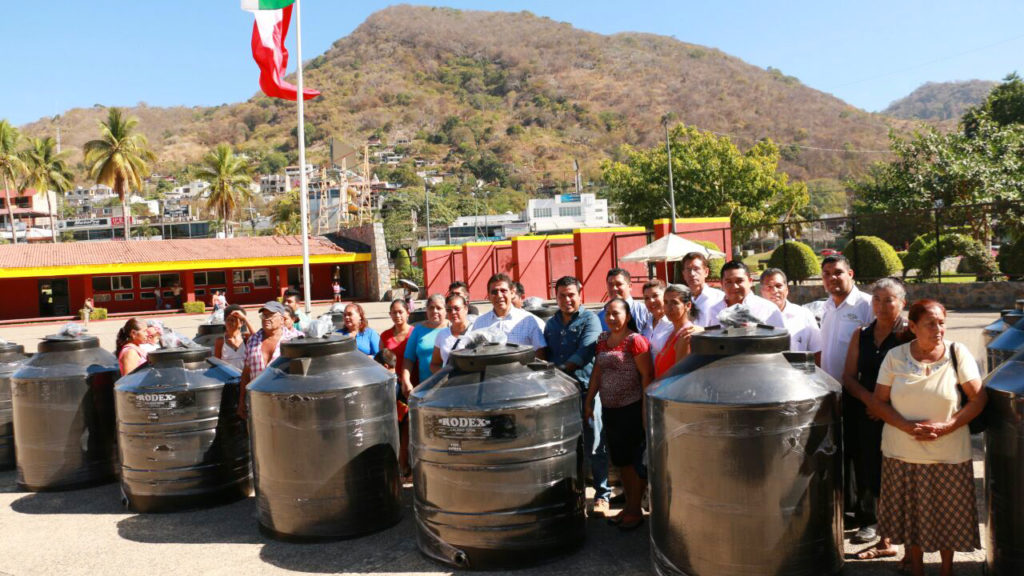 Apoyo con tinacos (1)