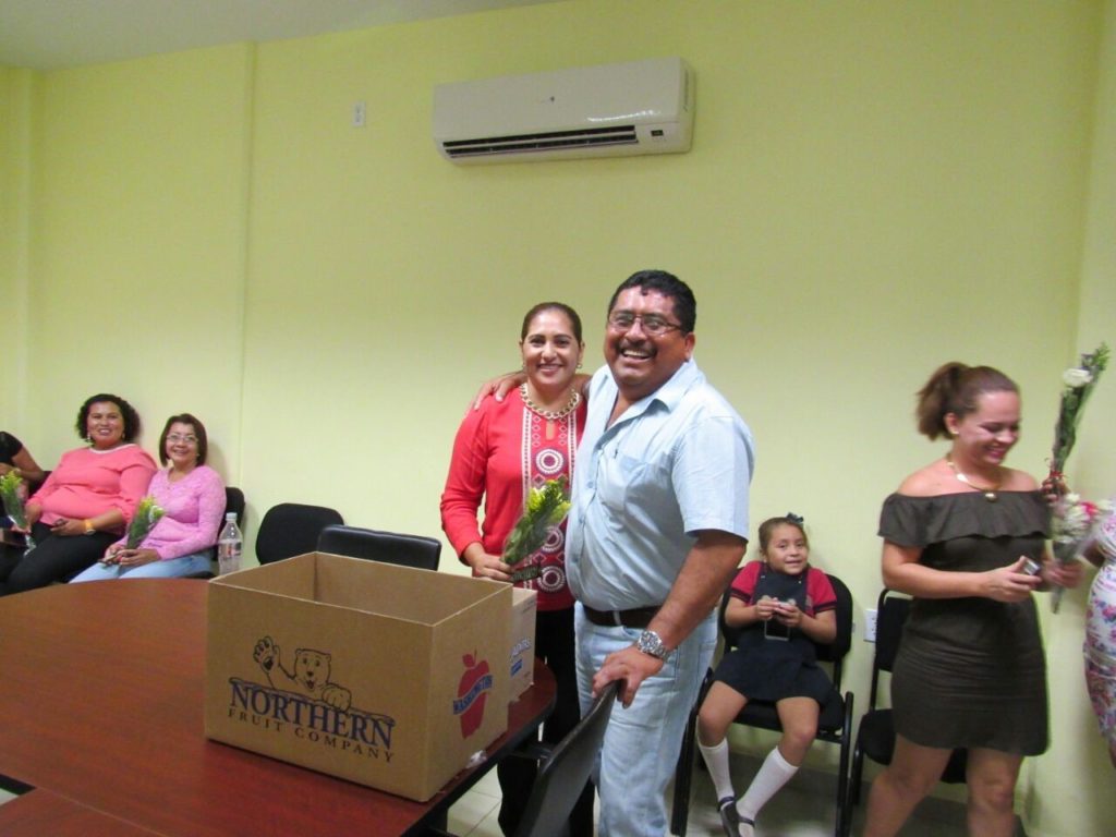 Aviud Rosas dia de la mujer con su esposa