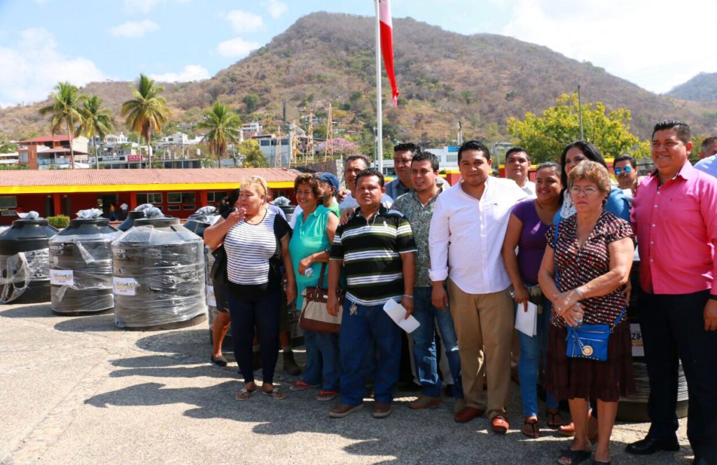 Entrega de tinacos (1)