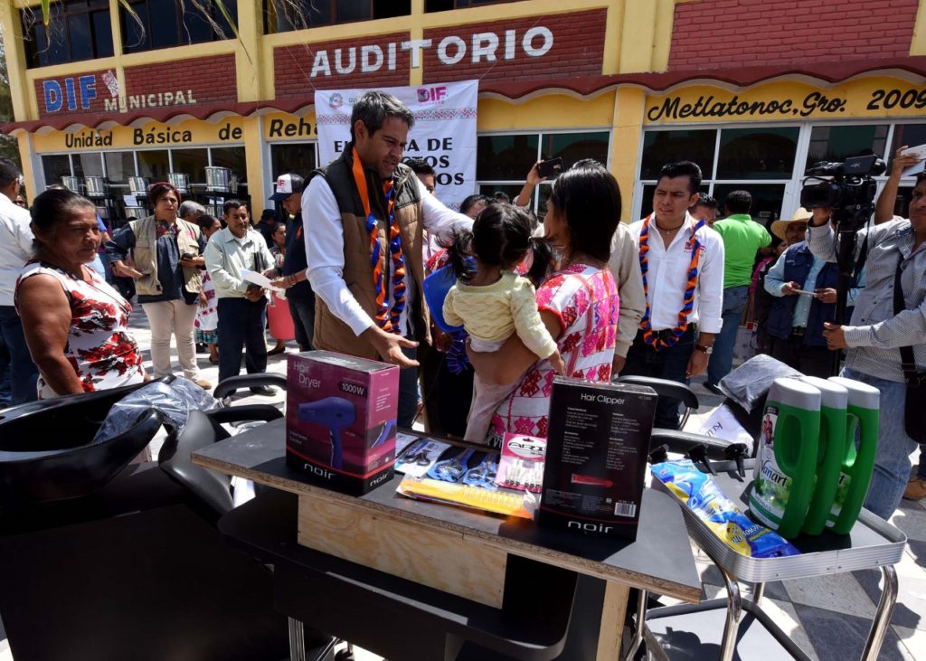 HABITANTES DE METLATÓNOC Y HUAMUXTITLÁN RECIBEN APOYOS (2)
