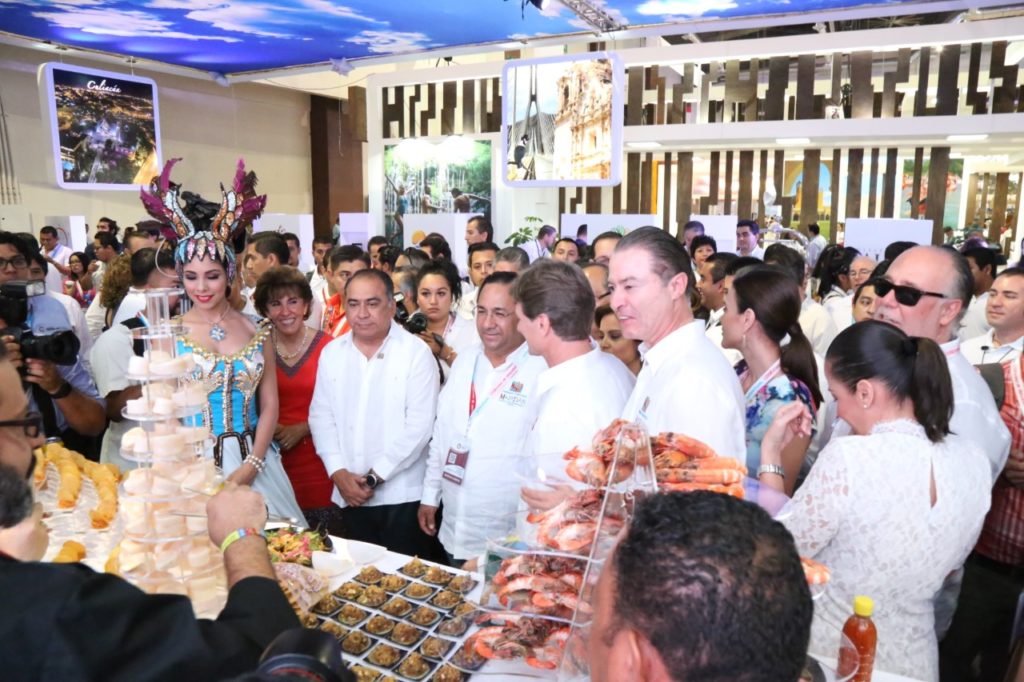 INAUGURA ASTUDILLO DE LA MADRID Y TALEB RIFAI EL PABELLÓN DE GUERRERO EN EL TIANGUIS TURÍSTICO (1)