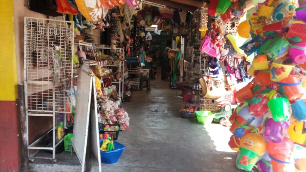 pasillos invadidos por comerciantes