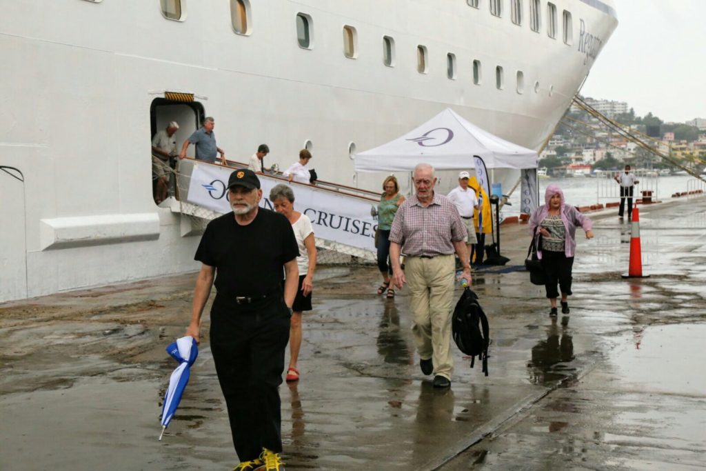 LLEGA A GUERRERO EL CRUCERO MV REGATTA (1)