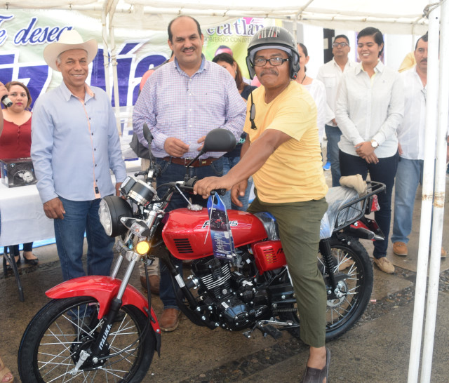 El gobierno municipal de Petatlán rifa una moto festejando el día del padre del municipio