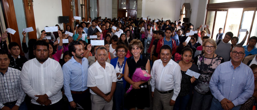 MERCEDES CALVO ENTREGÓ BECAS A ESTUDIANTES INDÍGENAS Y AFROMEXICANAS (4)