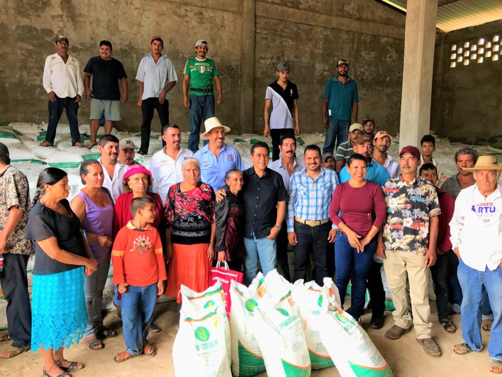 Alcalde Gustavo García Bello entregó fertilizante a productores de Real de Guadalupe