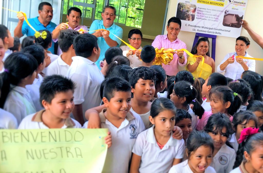 Alcalde Gustavo García Bello ratifica compromiso con el sector educativo al inaugurar un aula en primaria de El Barril