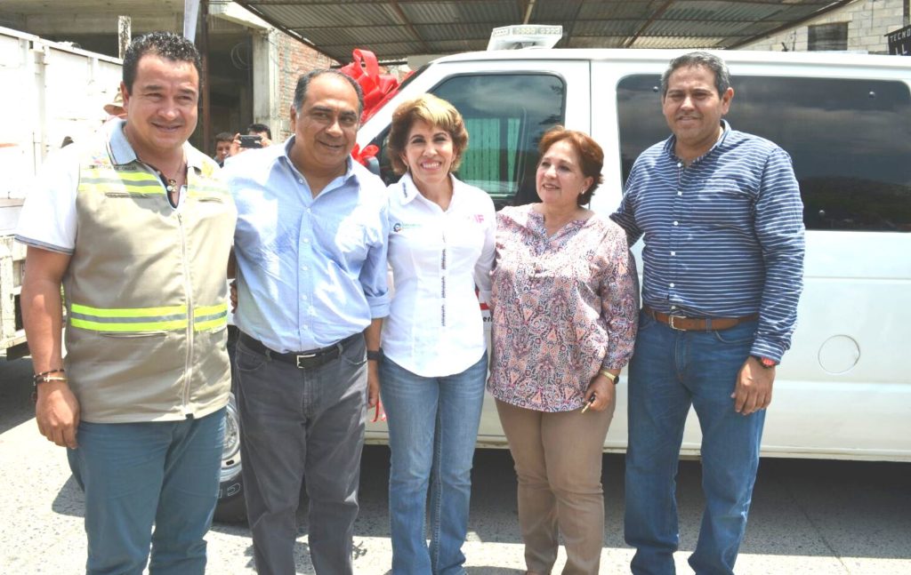 PIE DE FOTO- ASTUDILLO FLORES Y MERCEDES CALVO ENTREGARON UNA AMBULANCIA AL DIF MUNICIPAL DE BUENAVISTA DE CUÉLLAR