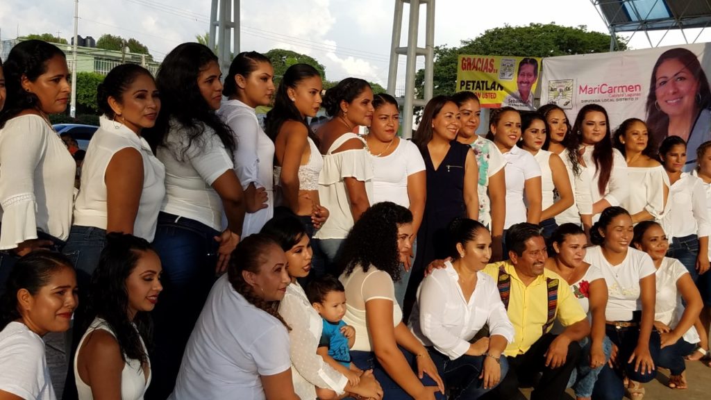 maricarmen cabrera entrega reconocimientos por elaboraci0n de coronas