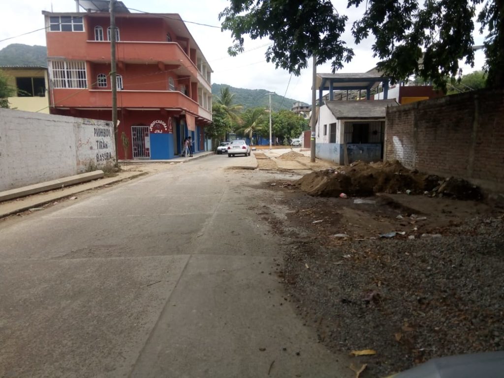 Obra de drenaje pluvial frente a unidad deportiva de Darío Galeana causa embotellamiento y peligro a peatones, denuncian