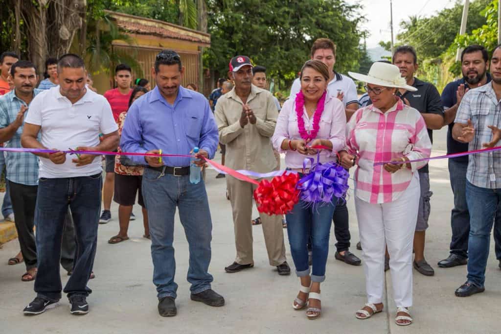 Inaugura la diputada federal del Distrito 03 Maricarmen Cabrera calle Francisco Mina en San Jeronimito