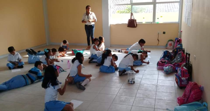 Alumnos de la primaria Modesto Alarcón, toman clases en el piso, ante incumplimiento del IGIFE en Atoyac
