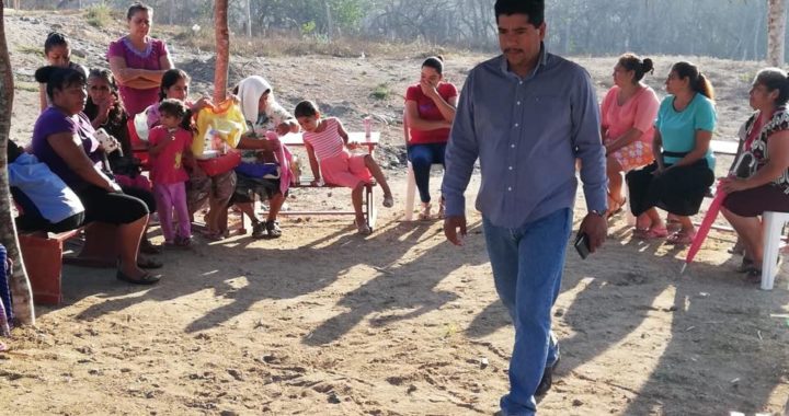 Comprometido con la educación, alcalde Crescencio Reyes entrega apoyos a escuelas