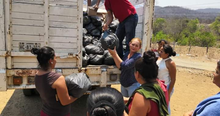 DIF de La Unión lleva despensas a varias comunidades