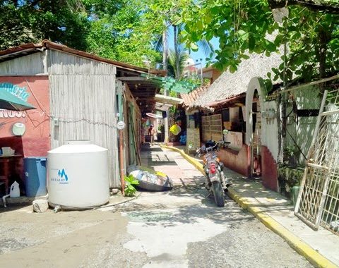 EL ANDADOR DEL MERCADO DE ARTESANIAS EN PLAYA LA ROPA ESTA CONVERTIDO EN CANTINA, OFRECE UNA MALA IMAGEN Y DEBE RESCATARSE, CLAMAN TURISTEROS