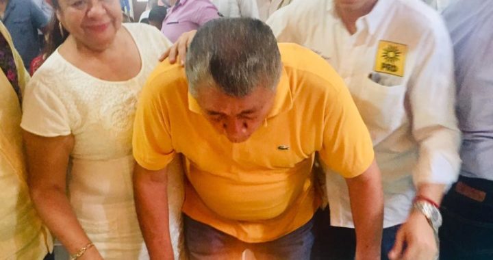 Representantes perredistas de la Costa Grande y el líder estatal de Nueva Mayoría, Evodio Velazquez festejan cumpleaños de Amador Campos