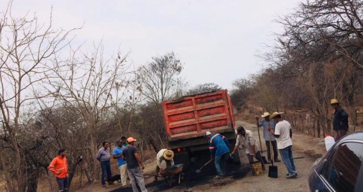Presidente Crescencio Reyes apoya con asfalto para bacheo en El Huaricho
