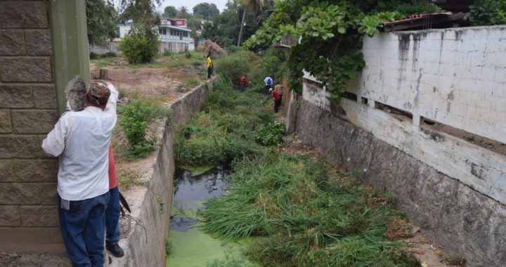 CONTINUA EL GOBIERNO DE PETATLÁN CON EL DESAZOLVE DE DRENAJES Y LIMPIEZA DE CANALES.