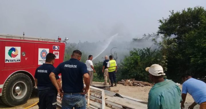 Protección civil de Petatlan sofoca intenso incendio que amenazo a una gasolinera y una gasera