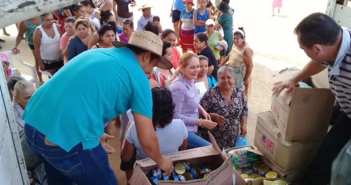 Presidenta del DIF Rebeca Nuñez de Reyes continúa llevando paquetes alimentarios a las familias más necesitadas de La Unión