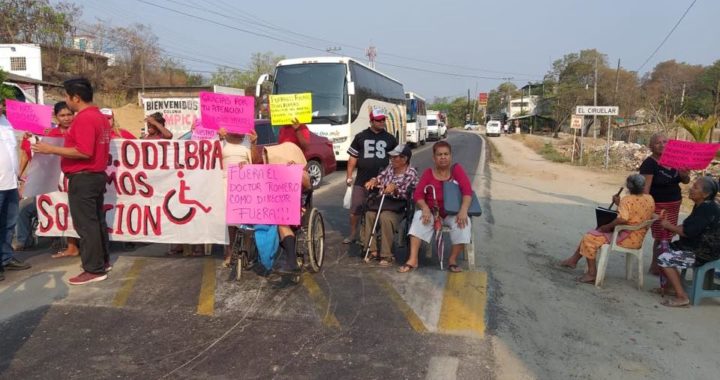 Protestan discapacitados y cierran la carretera en la Y Griega de Atoyac