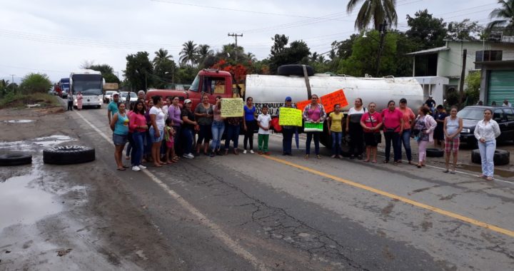 Bloquean padres de familia de una escuela la carretera federal Acapulco-Zihuatanejo, en Papanoa