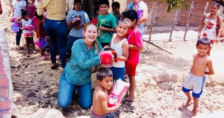 Presidenta del DIF, Rebeca Núñez de Reyes entrega juguetes a niños de comunidades 