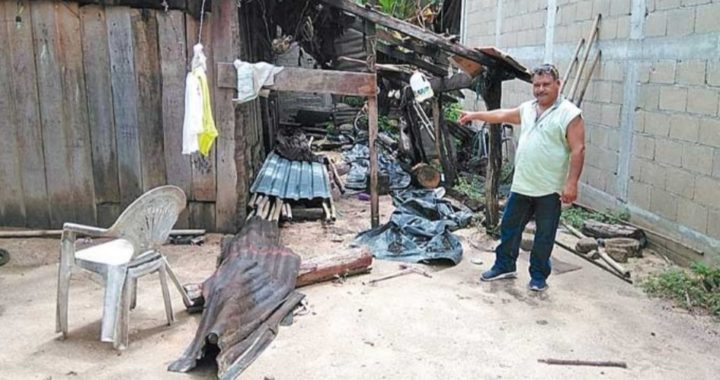 daños a casas de madera y lámina de cartón por intensas lluvias en el municipio de Petatlán 