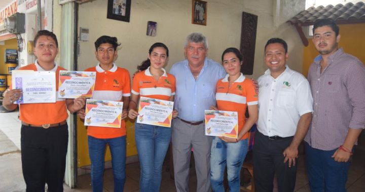 RESPALDA ESTEBAN CARDENAS A JOVENES DE CECYTE 05, QUIENES GANARON EL PRIMER LUGAR EN EL CONCURSO NACIONAL DE CREATIVIDAD E INNOVACIÓN TECNOLÓGICA.