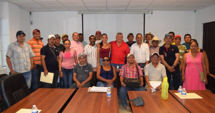 SE REÚNE ESTEBAN CÁRDENAS CON COMISARIOS DE PETATLÁN, PARA VER EL TEMA DEL FERTILIZANTE.