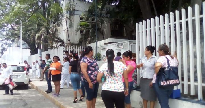 Supervisan jefe jurisdiccional y director, fumigación del hospital de Tecpan