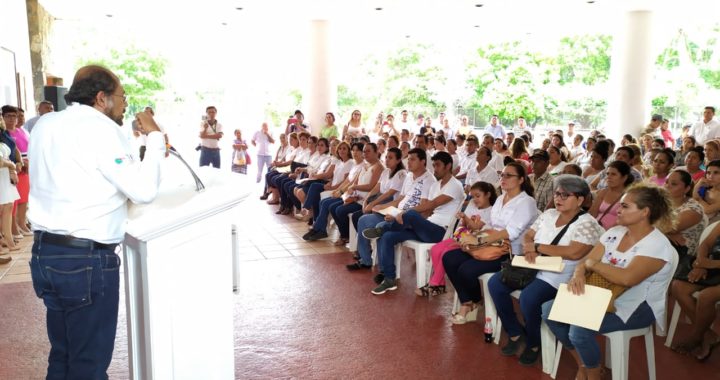 ENTREGA LA SECRETARÍA DEL TRABAJO BECAS DE AUTOEMPLEO A HABITANTES DE COSTA GRANDE